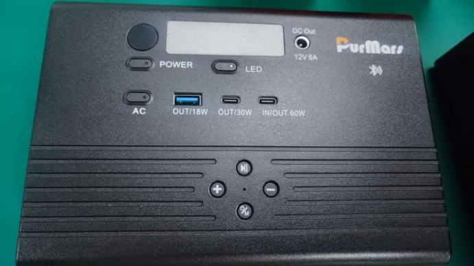 ¿Cómo entender "IN/OUT 60W" y "DC Out 12V 6A" en el panel de Purmars?