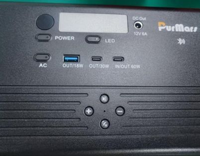 ¿Cómo entender "IN/OUT 60W" y "DC Out 12V 6A" en el panel de Purmars?​