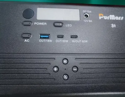 ¿Cómo entender "IN/OUT 60W" y "DC Out 12V 6A" en el panel de Purmars?​
